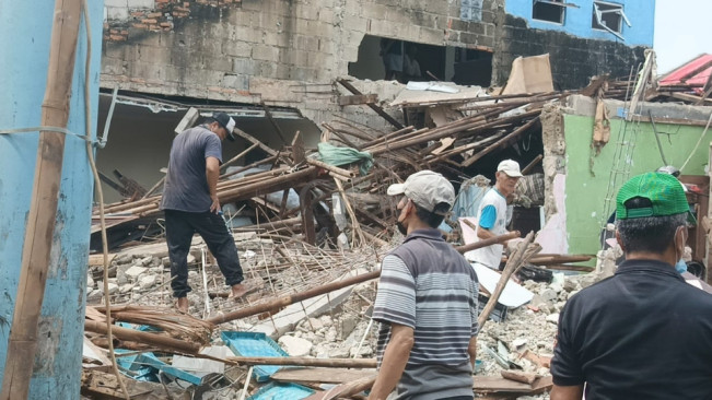 Sehari Setelah Ledakan Dahsyat di Pamulang, Warga Gotong Royong Bersihkan Puing Bangunan